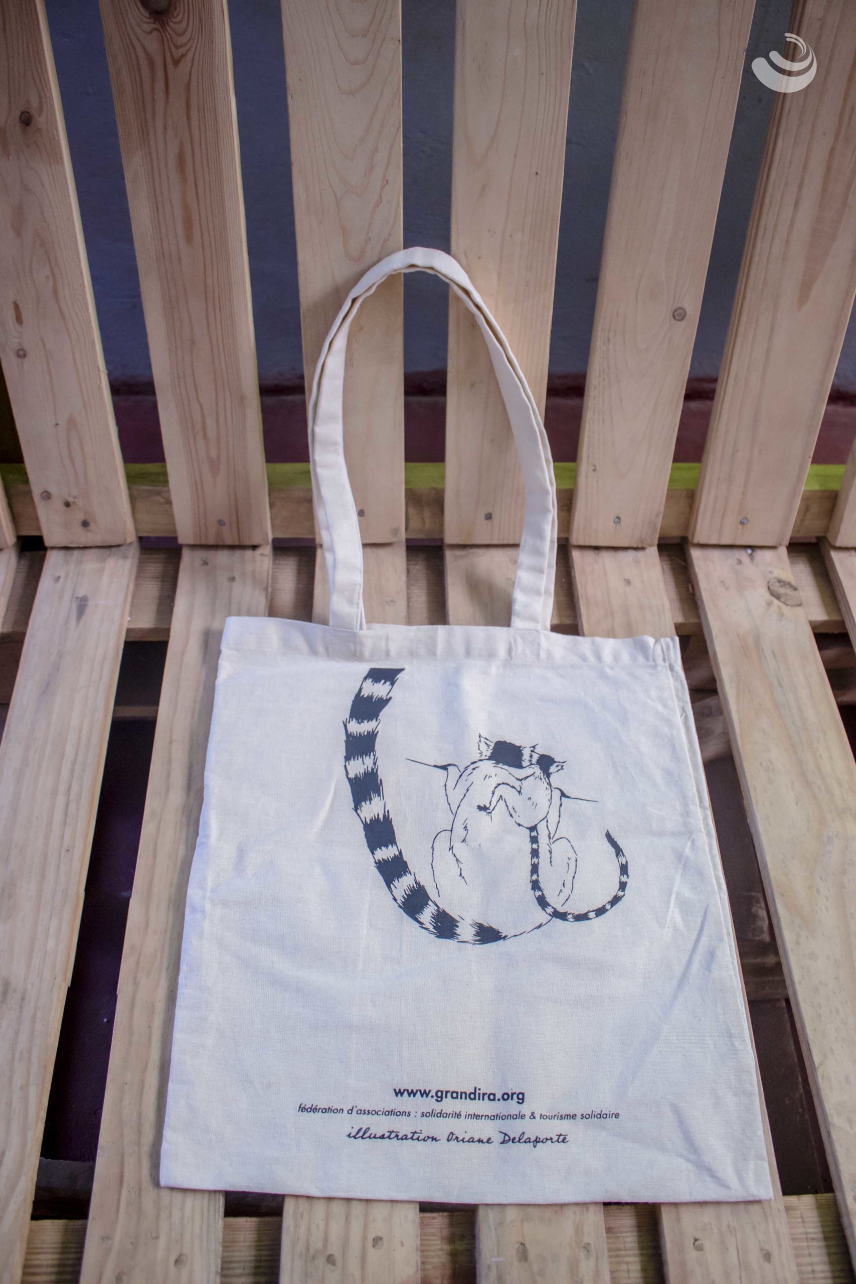Photo d'un tote bag avec une illustration type "lémurien"