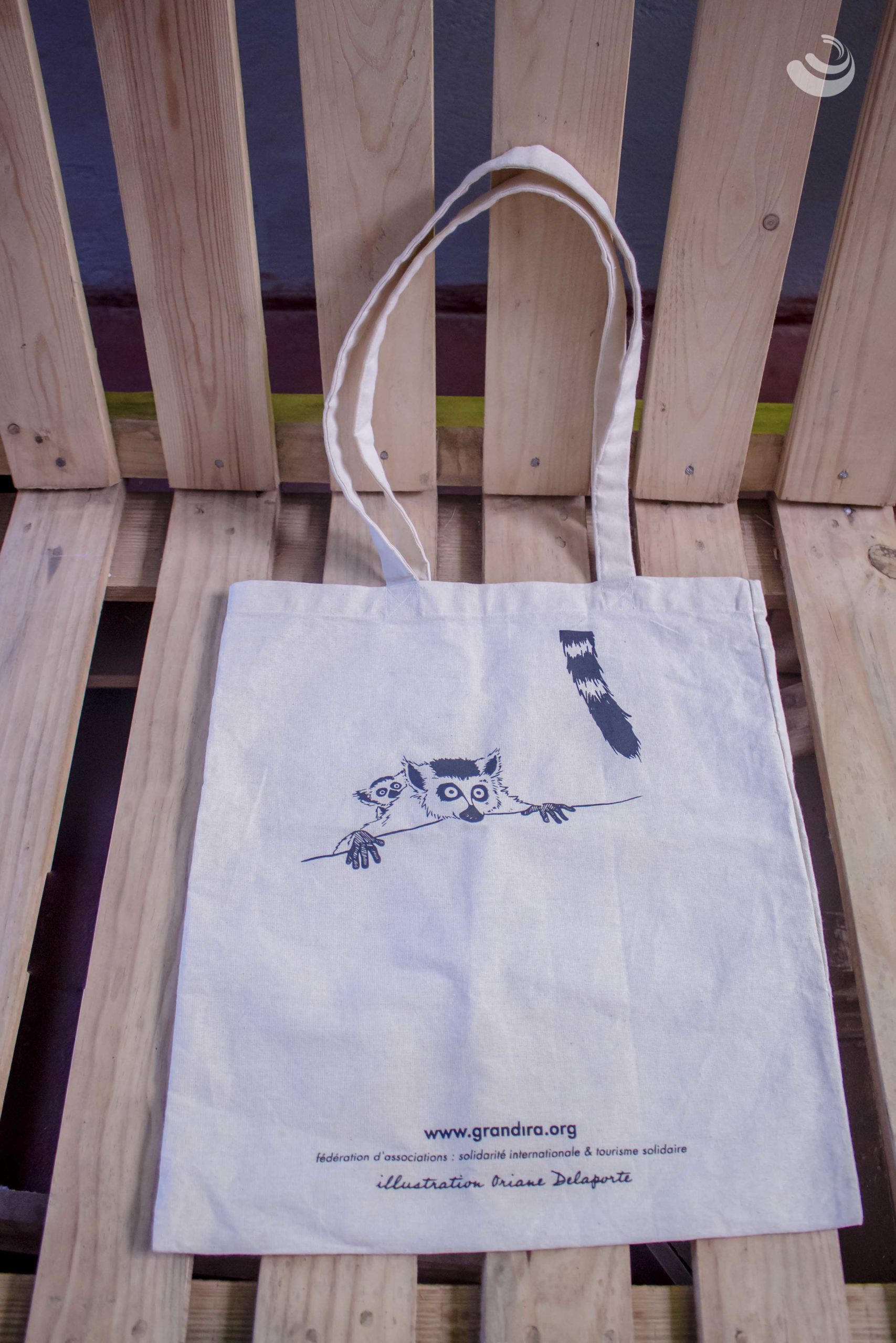 Photo d'un tote bag avec une illustration type "lémurien"
